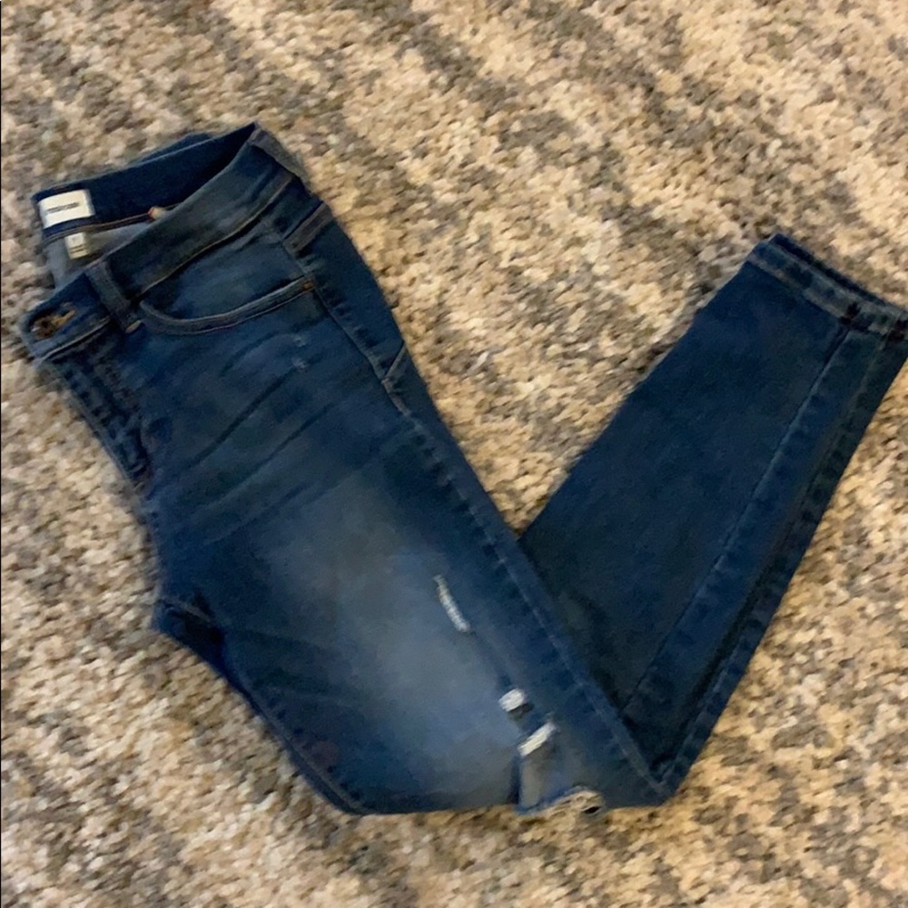 Stretchy distressed skinny Jean